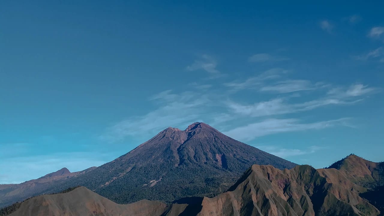 Puncak Gunung Rinjani dilihat dari punggungan Sembalun